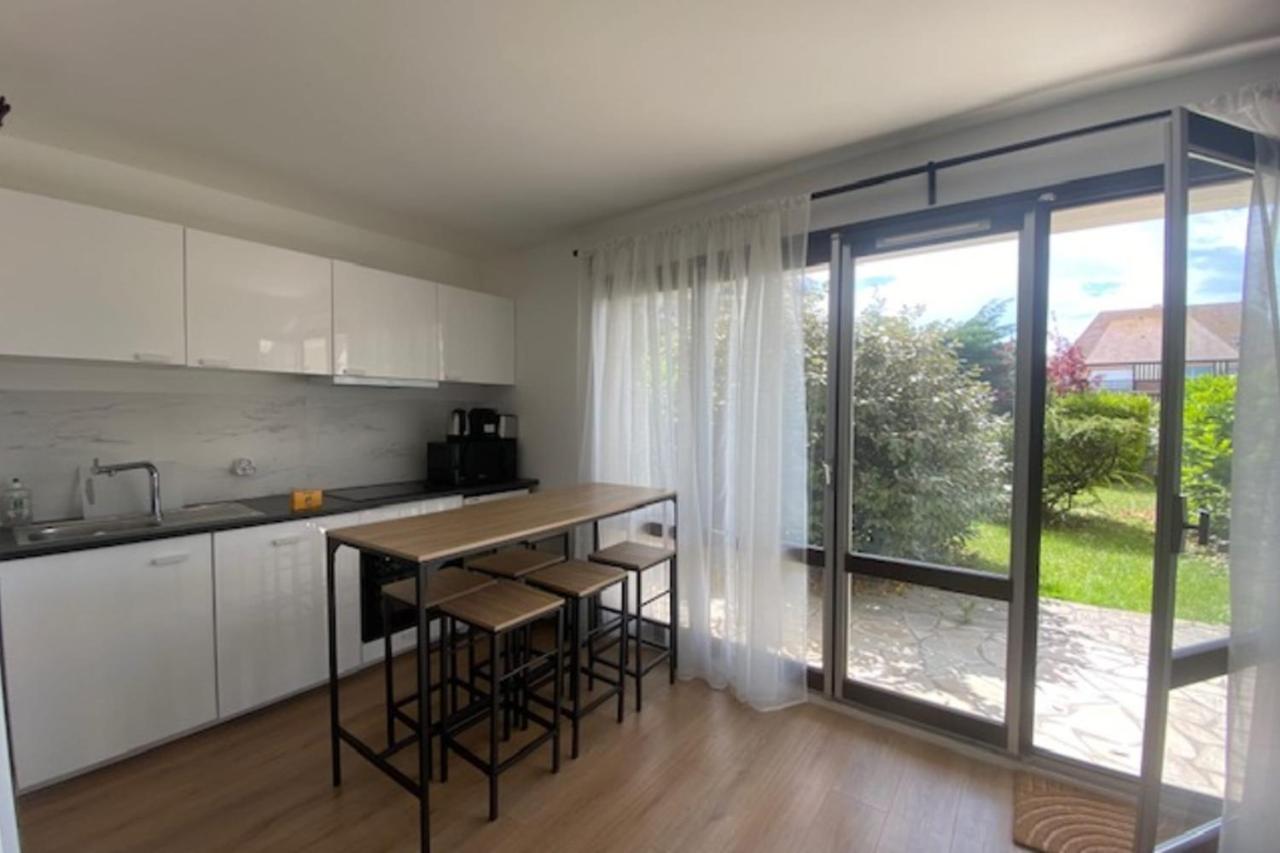 Beautiful Flat For 4 Very Closed To The Beach Cabourg Exteriör bild